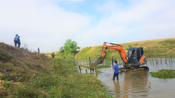 Nắn dòng chảy, chống sạt lở bờ sông qua vườn hộ của gia đình Liệt sỹ Cao Văn Thắng