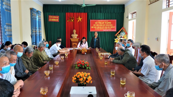 Đảng Bộ xã Hương Đô: Trao tặng Huy hiệu Đảng dịp 3/2/2022