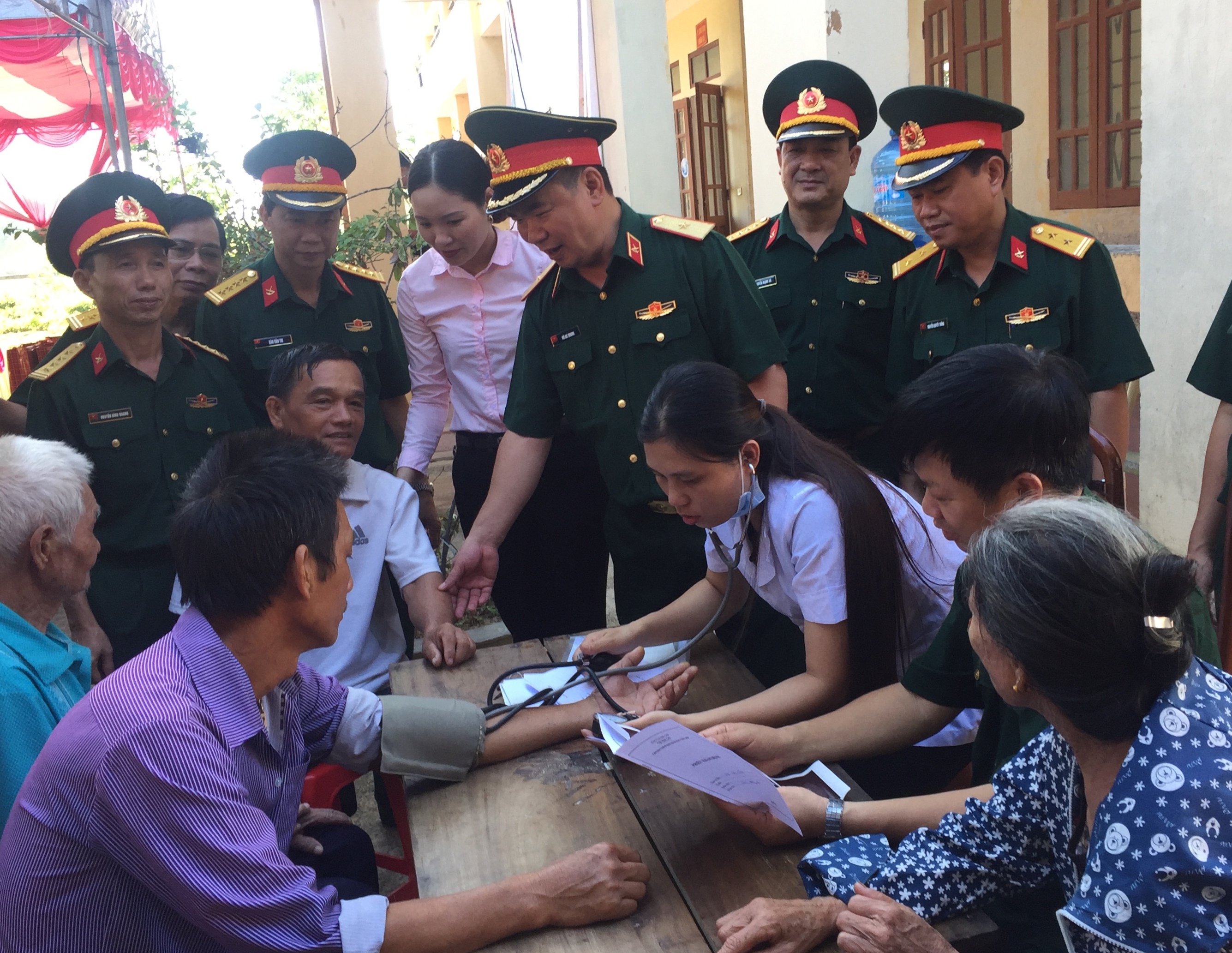 Tổng cục Hậu Cần tặng quà và khám chữa bệnh cho đối tượng chính sách ở xã Hương Đô