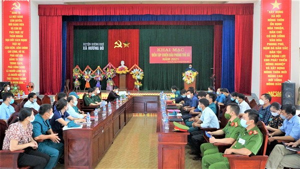 Đồng chí Chủ tịch UBND huyện dự và phát biểu tại diễn tập chiến đấu phòng thủ xã Hương Đô