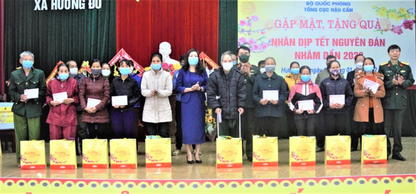 Tổng cục Hậu cần trao 20 suất quà Tết tại Hương Đô