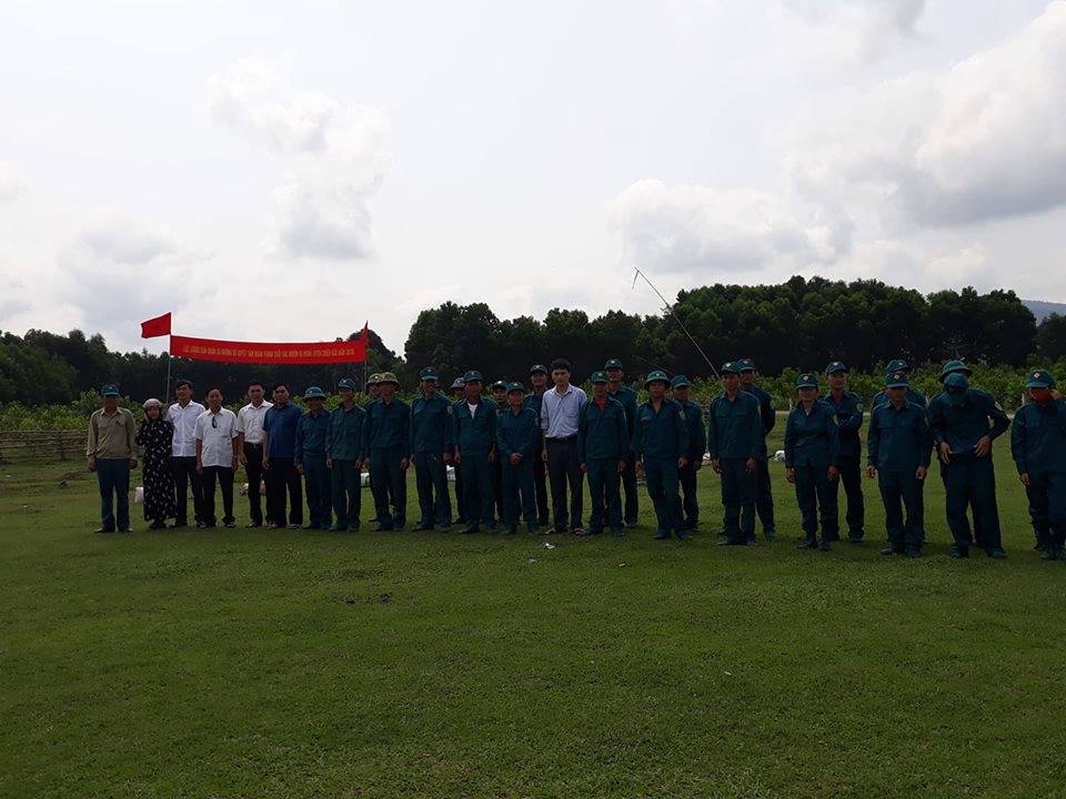 Đảng ủy, UBND xã, UBMTTQ các đoàn thể, động viên lực lượng dân quân huấn luyến chiến đấu năm 2019